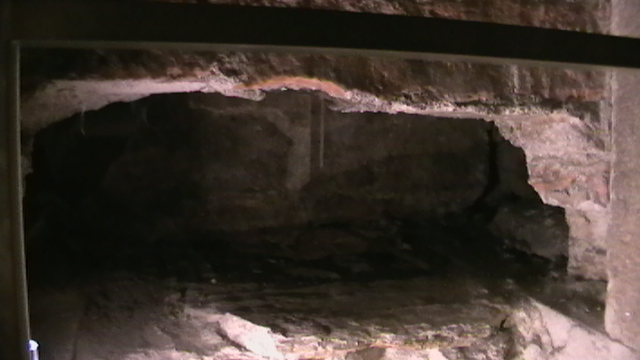 Visita ás escavacións da catedral de Santiago de Compostela.Enterramentos no lateral da cripta